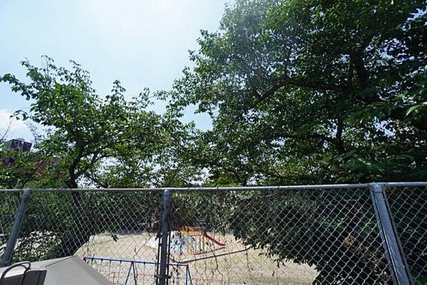 【眺望】3号棟。
隣が公園のため、バルコニーから緑を望む開放的な住環境です＾＾
お子さまの遊ぶ様子も確認しやすい安心の環境です。