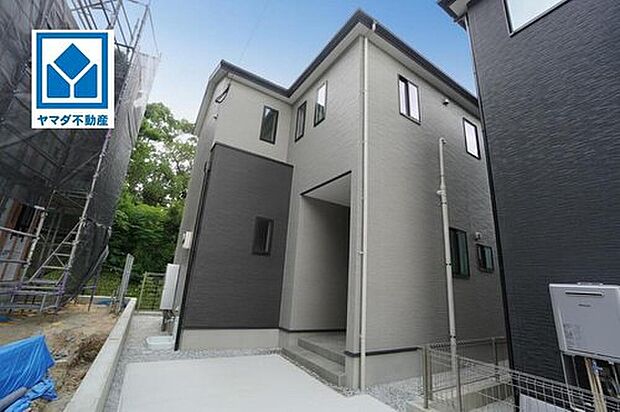 【外観】1期4号棟。
4LDK☆和室あり^^
駐車スペース縦列2台分♪
リビング階段で開放的なLDKを演出^^
2階全居室WIC完備で収納充実◎