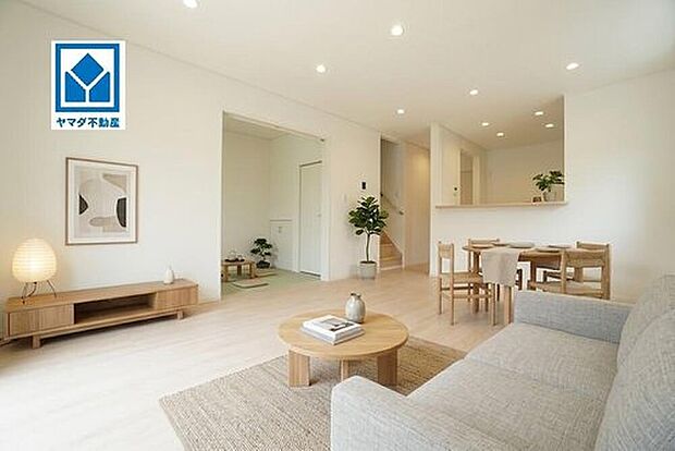 【リビング】2号棟。
将来にわたって住みやすくプランニングを重ねて設計された間取で日々の生活をしやすい動線を考えた居住空間を創り上げております^^
※家具はCGによるイメージ。