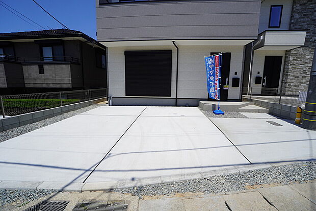 【駐車場】1号棟。
駐車スペースはゆとりある2台分を確保。マイカー用に、お客さま用に、余裕を持ってご利用いただけます。
