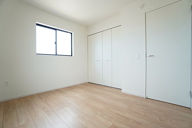 【洋室】1号棟。
住む人のこだわりを活かす洋室^^広めのクローゼットもあり荷物もすっきり片付けられ、ゆとりのある暮らしが出来ます^^