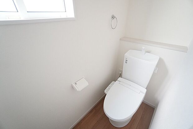 【トイレ】1階2階の2ヶ所にトイレがありますので、忙しい朝にも家族に気を使わず、ゆとりが生まれますね^^