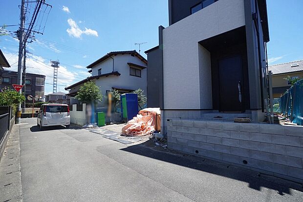 【前面道路含む現地写真】住人以外の車の進入も少なく、小さなお子様を持つご家庭にも安心です。落ち着いた住宅地内で快適な生活を実現してみませんか。