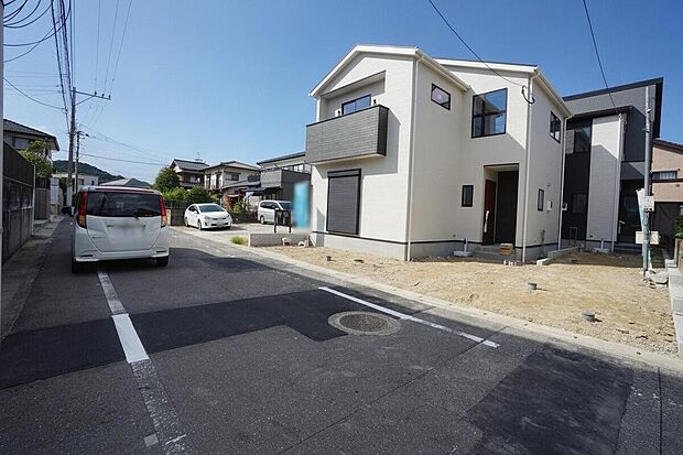 【前面道路】前面道路は南側約6mの公道に面しています。住人以外の車の進入も少なく、小さなお子様を持つご家庭にも安心です。