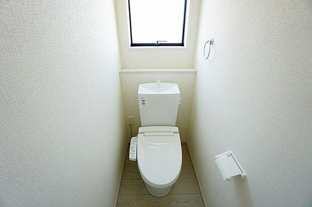 【トイレ】1号棟。1階2階の2ヶ所にトイレがありますので、忙しい朝にも家族に気を使わず、ゆとりが生まれますね^^
小窓付きで換気する時に便利です^^