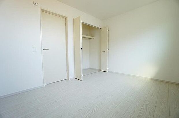 【リビング以外の居室】1号棟。住む人のこだわりを活かす洋室^^広めのクローゼットもあり荷物もすっきり片付けられ、ゆとりのある暮らしが出来ます^^
