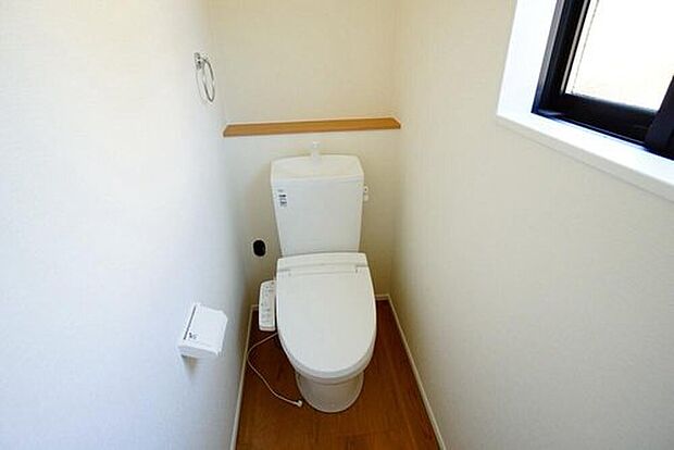 【トイレ】1階2階の2ヶ所にトイレがありますので、忙しい朝にも家族に気を使わず、ゆとりが生まれますね^^
小窓付きで換気する時に便利です^^