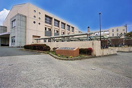 宗像市立中央中学校 2402m