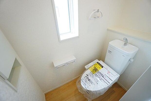 【トイレ】温水、暖房、ウォシュレット付の高機能トイレです。汚れをガードする構造でサッと一拭き、お手入れが簡単。窓付きで、換気もばっちり＾＾