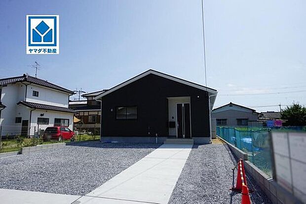【外観】限定1棟!!最新の設備で気持ちの良い新生活を送りませんか。是非お問合せ下さい^^カースペースは広々と6台分を確保◎(軽自動車含む)