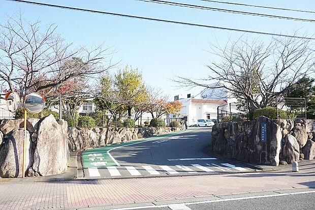 新宮町立新宮東小学校（約744m）