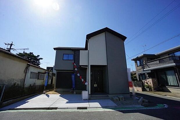 【駐車場】駐車スペースはゆとりある2台分を確保。マイカー用に、お客さま用に、余裕を持ってご利用いただけます^^