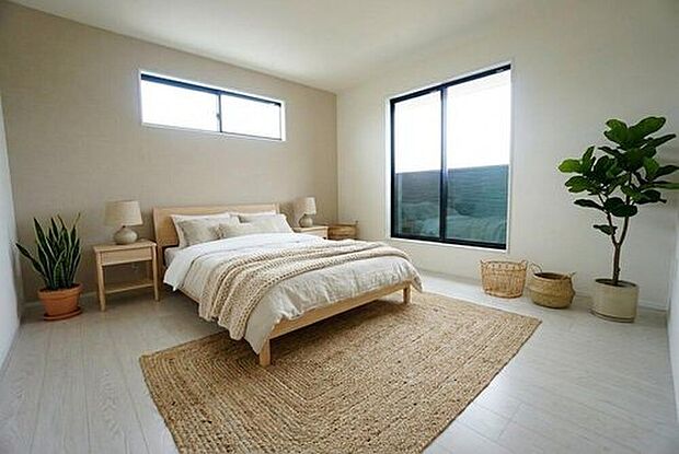 【居室】家具はイメージです。寛ぎの時間を紡ぎだす主寝室は、大型ベッドを置いても余裕の広さを確保しています。大容量のウォークインクローゼット付き。