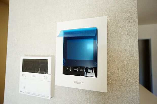 【インターホン】1号棟。防犯はもちろん、セールスマン対策にもなるモニター付きインターホンです。お子さん1人での留守番時にも活躍しそうです。