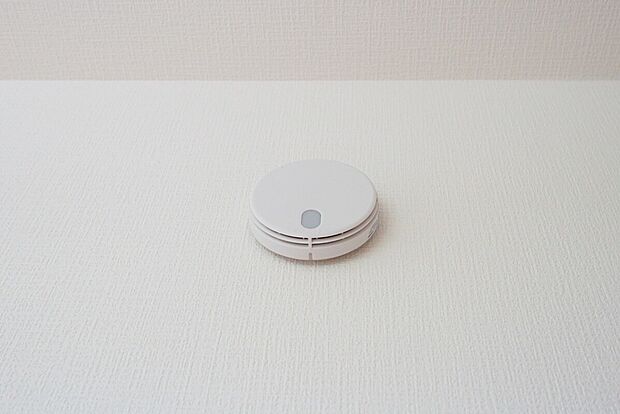 【火災報知器】火災報知器が設置されていることで、火災の発生をいち早く感知し、就寝中や留守中でも素早く危険を知らせてくれるため、家族の安全を確保し被害を最小限に抑えられます。