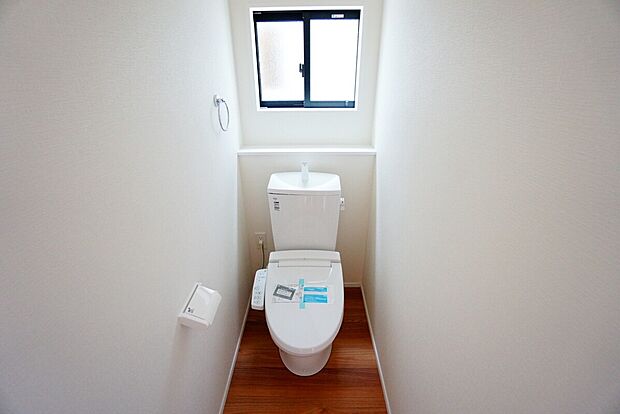 【トイレ】1階2階の2ヶ所にトイレがありますので、忙しい朝にも家族に気を使わず、ゆとりが生まれますね^^
小窓付きで換気する時に便利です^^
