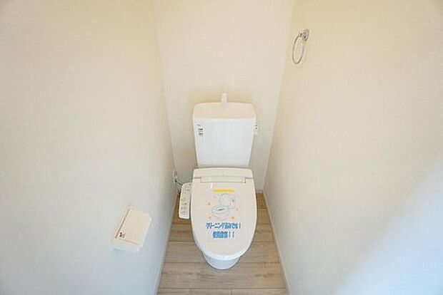【トイレ】温水洗浄機付トイレです。節水機能もあるので、安心して使えますね。もちろん、1階2階の2ヶ所にトイレがあるので、忙しい朝にもゆとりができますね。