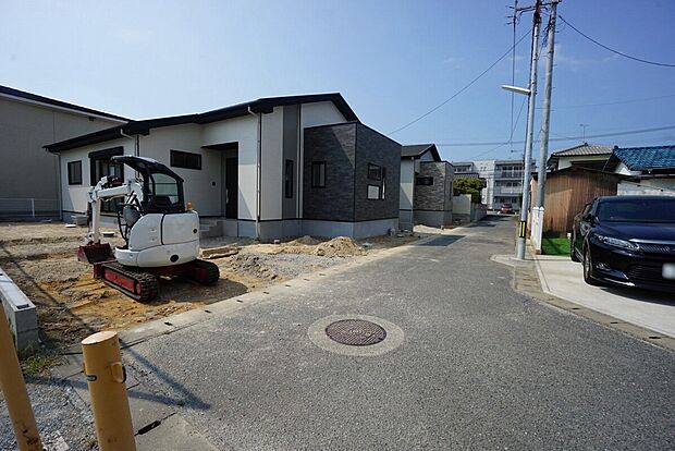 【前面道路】大型車の通行が少なく、騒音や振動が少ないので静かで快適な生活を送れます。落ち着いた住宅地内で快適な生活を実現してみませんか。