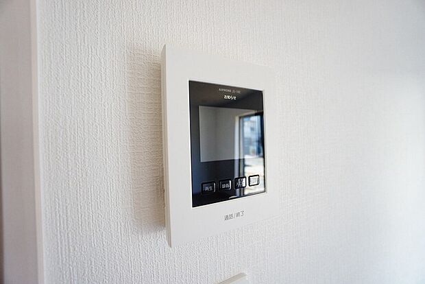 【インターホン】B号棟。防犯はもちろん、セールスマン対策にもなるモニター付きインターホンです。お子さん1人での留守番時にも活躍しそうです。