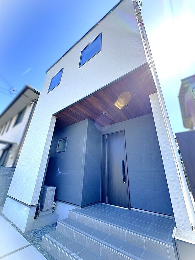 【アクセントカラー】白いベースカラーにグレーのアクセントカラーがポイントのシックな外観です♪