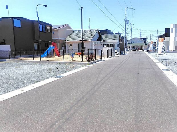 【前面道路】きれいな開発分譲地内の区画です。南側道路は幅員広々6m。お車の出し入れもスムーズです。すぐ近くに公園もあります♪