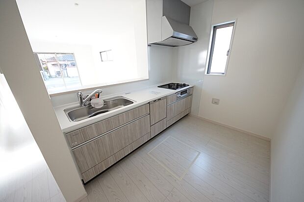 リビングを一望できる対面式システムキッチン(同仕様)