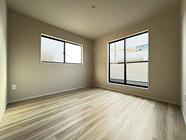 洋室8.5帖 WIC、バルコニー付きの広めのお部屋 ご夫婦の寝室にどうぞ!