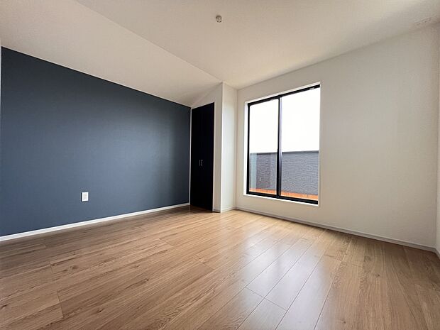 洋室6.75帖 アクセントクロスがお洒落な空間を演出!ウォークインクローゼット、バルコニー付(2号棟)