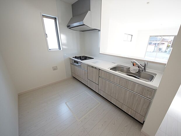 扱いやすいシステムキッチンで毎日のお料理もはかどります(同仕様)