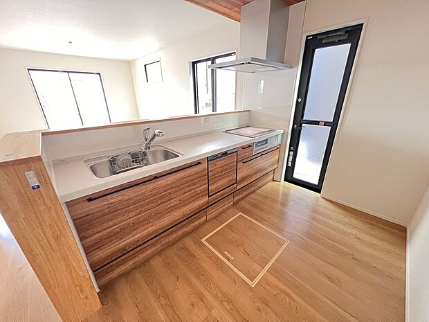 リビングを一望できる対面式システムキッチン 食洗機・浄水器付き(3号棟)