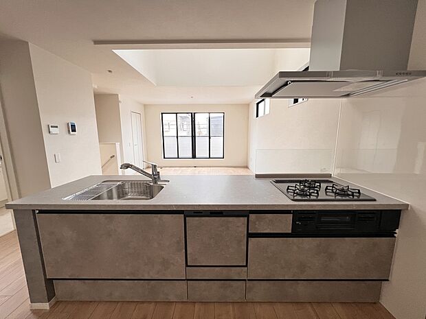 キッチンは2人並んでも余裕のスペースを確保。お子様とお料理なども楽しめそうです(2号棟)