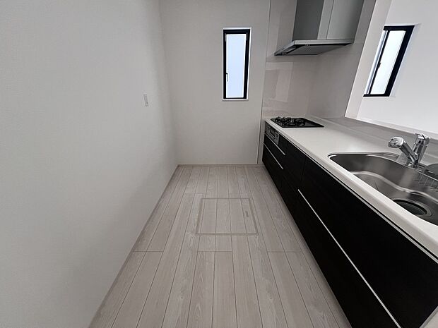 リビングを一望できる対面式システムキッチン(B号棟同仕様)