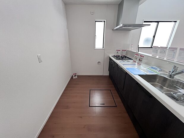 リビングを一望できる対面式システムキッチン(1号棟同仕様)