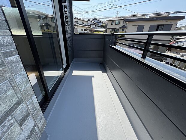 バルコニーは2.3階にご用意いたします(2号棟同仕様)