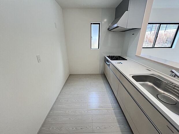 扱いやすいシステムキッチンで毎日のお料理もはかどります(1号棟同仕様)