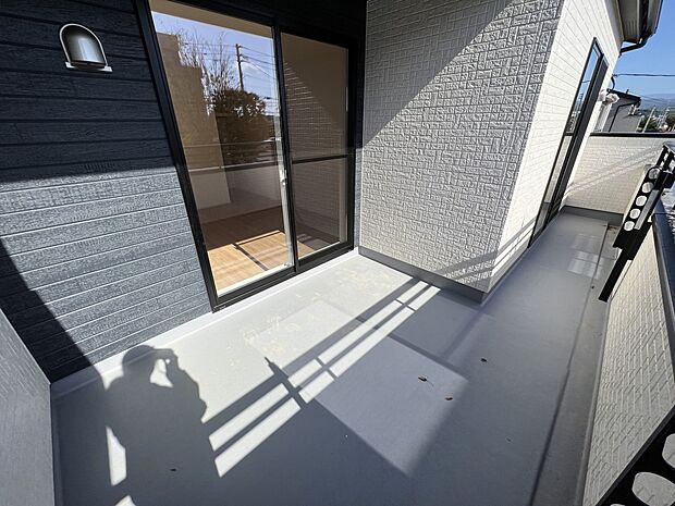 日当たり良好の南向きバルコニー(1号棟同仕様)