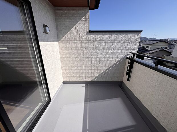 バルコニーは2面に設置しました（同仕様)