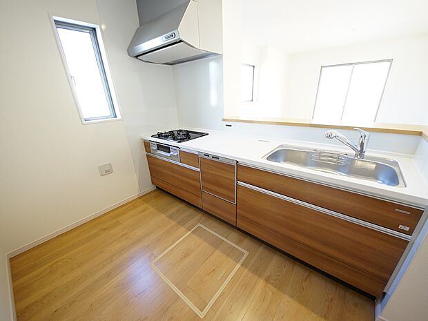 リビングを一望できる対面式システムキッチン(同仕様)