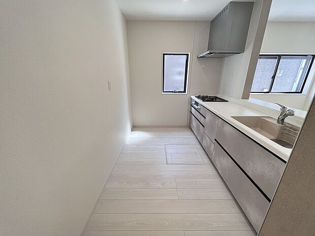 扱いやすいシステムキッチンで毎日のお料理もはかどります(2号棟同仕様)