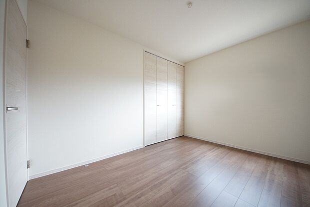 2階には洋室を3部屋ご用意いたします(1号棟同仕様)