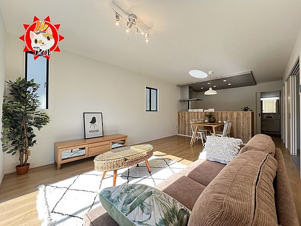 18.5帖　南向きの広いリビングで日当たり良好な居心地の良い空間です  