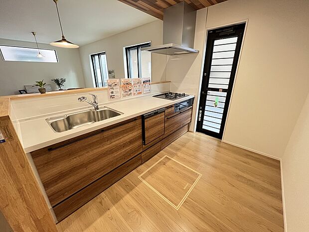 リビングを一望できる対面式システムキッチン(1号棟)