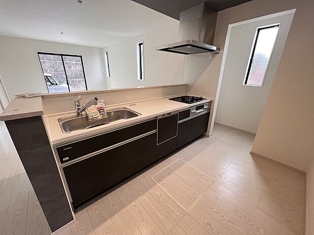 リビングを一望できる対面式システムキッチン　食洗機・浄水器付き(1号棟)