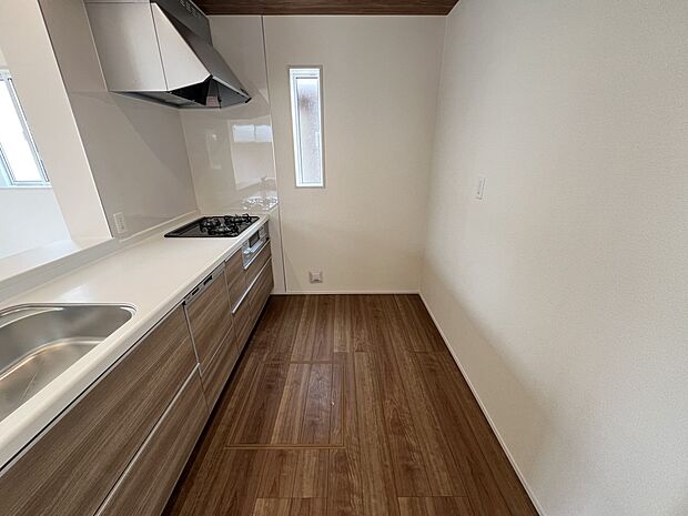 扱いやすいシステムキッチンで毎日のお料理もはかどります(同仕様)