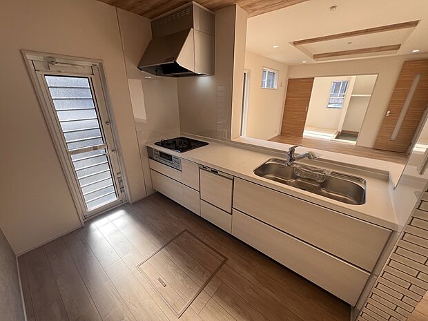 リビングを一望できる対面式システムキッチン　勝手口・食洗機・浄水器付き(1号棟)