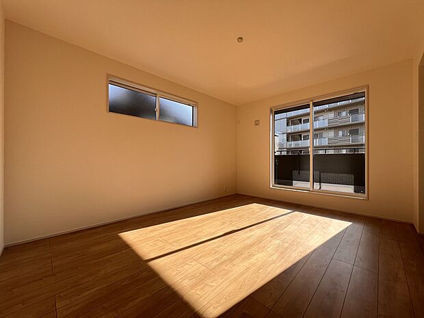 洋室7.875帖　二面採光の広めのお部屋　ご夫婦の寝室にどうぞ！(1号棟)