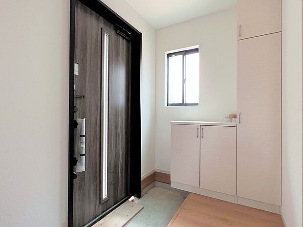 下駄箱収納、小窓付きの玄関(4号棟同仕様)