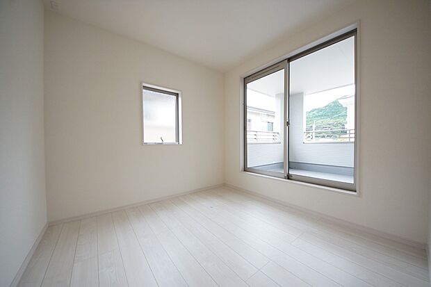 洋室6.7帖　バルコニー付きの広めのお部屋　ご夫婦の寝室にどうぞ(同仕様)