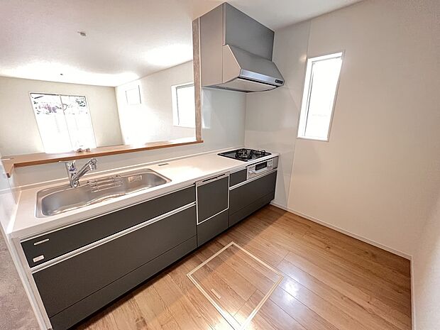 リビングを一望できる対面式システムキッチン　食洗機・浄水器付き(7号棟)