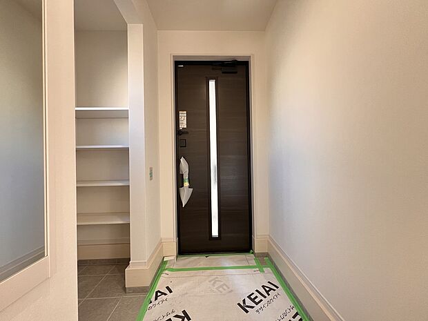 収納スペース豊富な明るい玄関(3号棟)